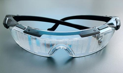 Photo d'un prototype de lunettes de réalité augmentée dont les lentilles transparentes servent d'écrans.